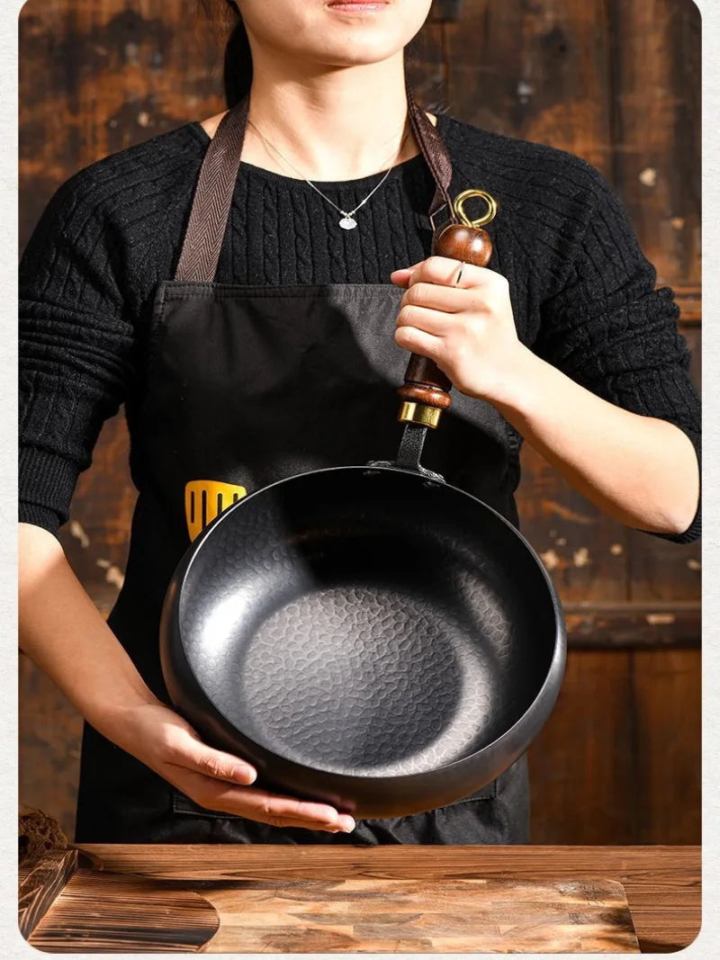 مقلاة ووك حديدية صغيرة منزلية متعددة الأغراض غير لاصقة مصنوعة يدويًا من الحديد النقي مع غطاء مقلاة غير مطلية ووك كبير البطن